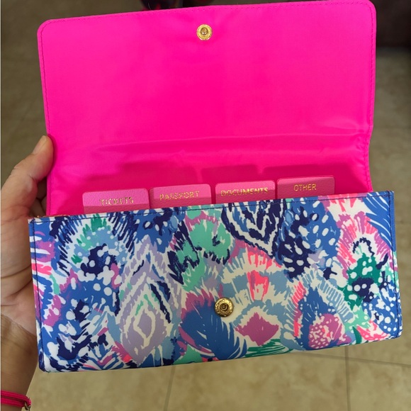 Lilly Pulitzer GWP travel wallet, features Quill Out print. New never used - Picture 4 of 6